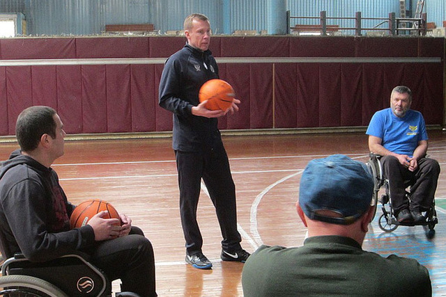 Дмитрий Базелевский тренерует киевскую команду баскетболистов инвалидов-колясочников