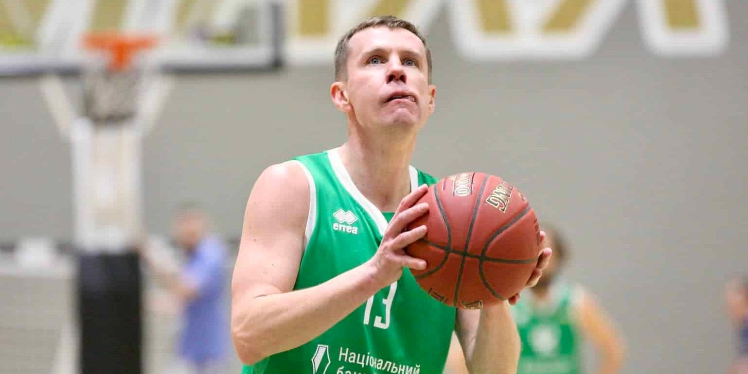 Дмитрий Базелевский бросает штрафной